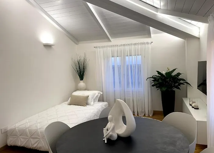 Grenier Blanc2 Elegante Mansarda 3 5 Ospiti