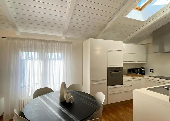 Grenier Blanc2 Elegante Mansarda 3 5 Ospiti דירה