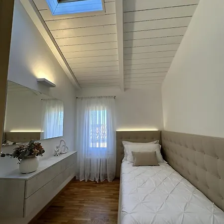 Grenier Blanc2 Elegante Mansarda * San Vicenzo di Galliera