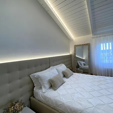 Grenier Blanc2 Elegante Mansarda * San Vicenzo di Galliera