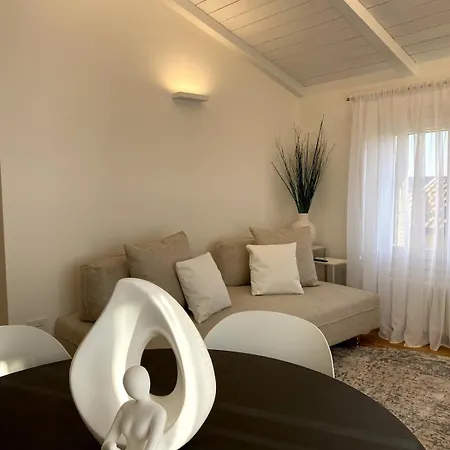 Grenier Blanc2 Elegante Mansarda Apartment San Vicenzo di Galliera