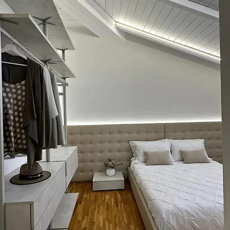 Apartment Grenier Blanc2 Elegante Mansarda