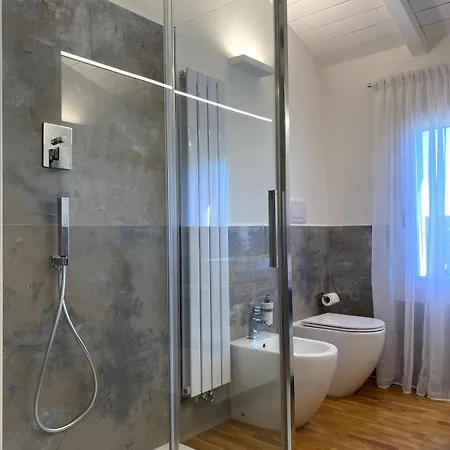 Grenier Blanc2 Elegante Mansarda * San Vicenzo di Galliera