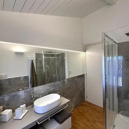 Apartment Grenier Blanc2 Elegante Mansarda