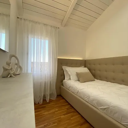 Grenier Blanc2 Elegante Mansarda 3 5 Ospiti Apartament *