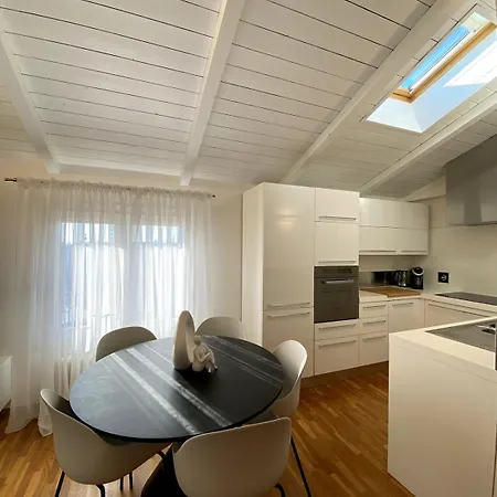 Grenier Blanc2 Elegante Mansarda 3 5 Ospiti شقة