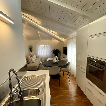 Apartment Grenier Blanc2 Elegante Mansarda