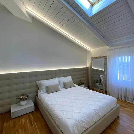 Grenier Blanc2 Elegante Mansarda Apartment