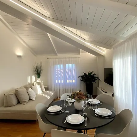 Grenier Blanc2 Elegante Mansarda Apartment