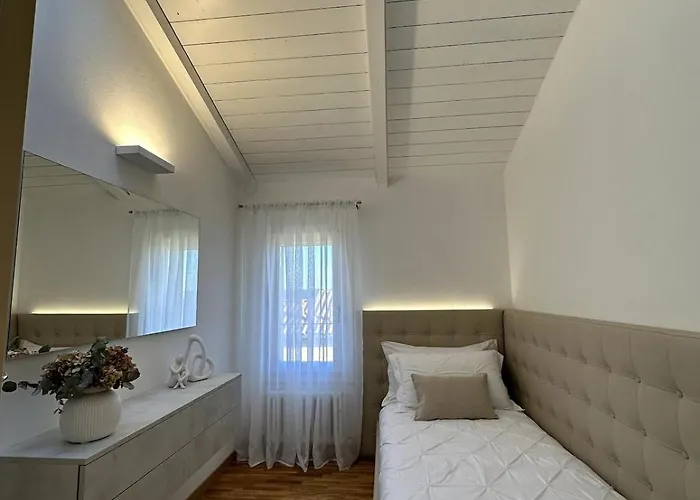 Grenier Blanc2 Elegante Mansarda * San Vicenzo di Galliera