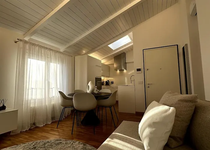 Grenier Blanc2 Elegante Mansarda Апартаменты *