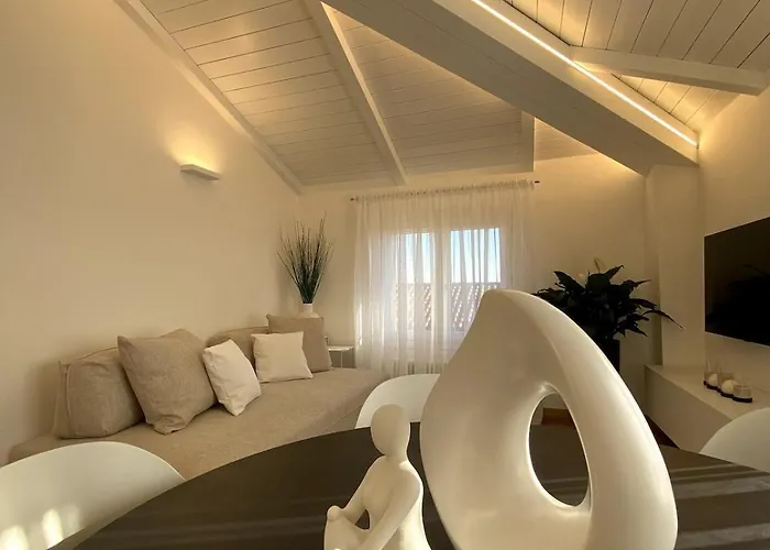 Grenier Blanc2 Elegante Mansarda San Vicenzo di Galliera