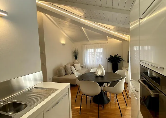 Grenier Blanc2 Elegante Mansarda Апартаменты *