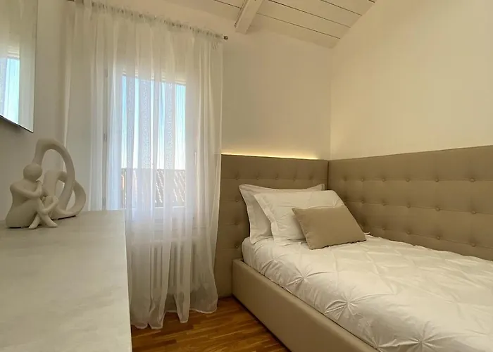 Grenier Blanc2 Elegante Mansarda 3 5 Ospiti アパート *