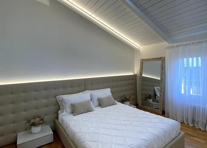 Grenier Blanc2 Elegante Mansarda 3 5 Ospiti アパート